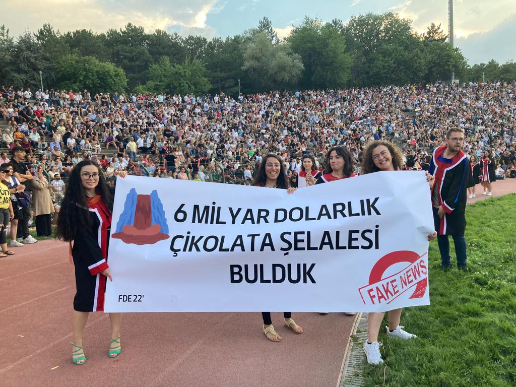 gayemud's tweet photo. #ODTÜMezuniyetinYeriDevrimdir 
#ODTÜ
Çikolata şelalesi de bizden 🤎 https://t.co/3o9AvGgK3v