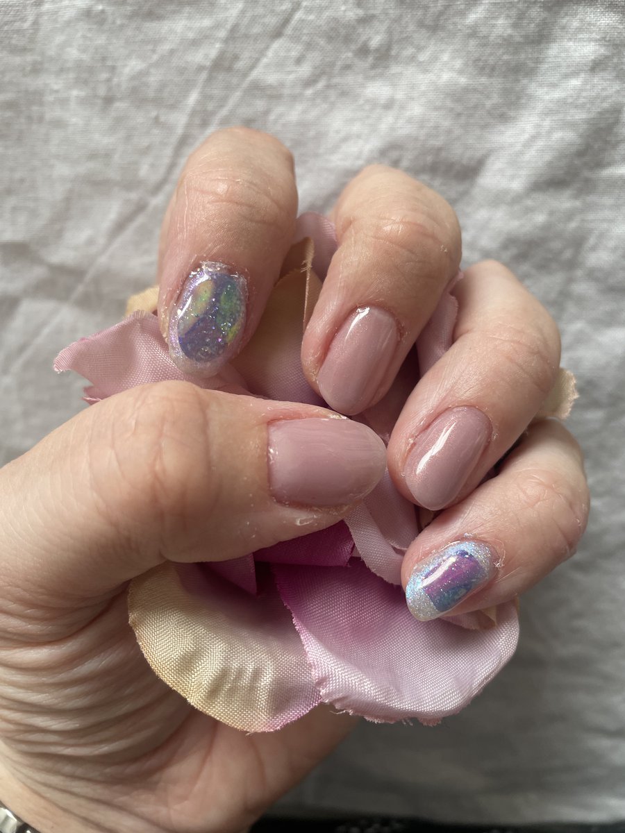 acooca6's tweet photo. うるうるネイル初チャレンジ💅✨

写真じゃ伝わりにくいけど、なかなかうまくいってかわいい(*´﹀`*)

明日はこのネイルにお気に入りのリングして…って考えたら鼻血出そう🩸

#セルフネイル #セルフジェルネイル #うるうるネイル #氷ネイル #Scat #_scat #rosering https://t.co/Fj2V9OdZIB