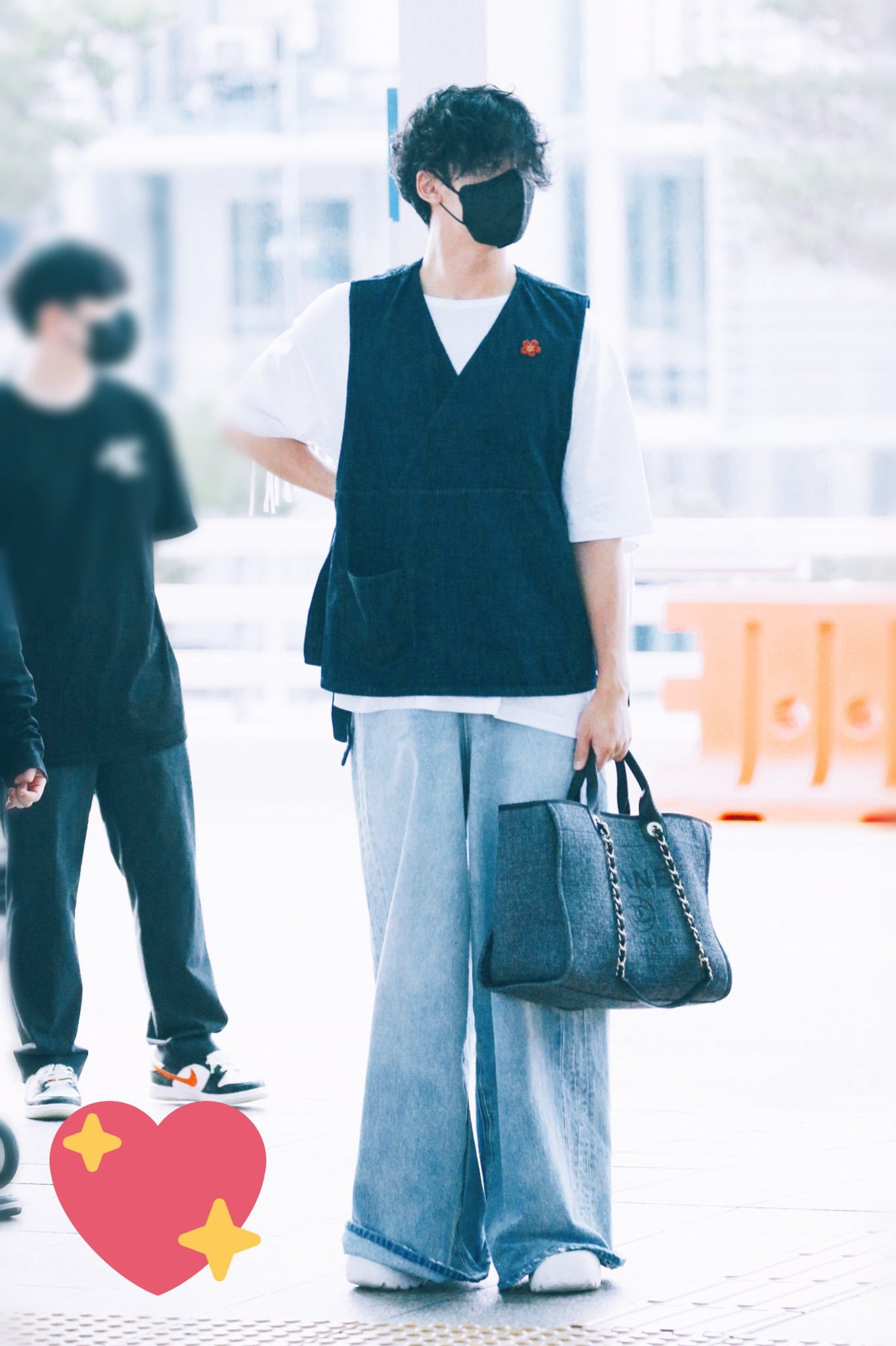 뀨🌊 on X: 220807 Mingyu carrying a Chanel Deauville Tote bag (~$4000) 🖤  #민규  / X