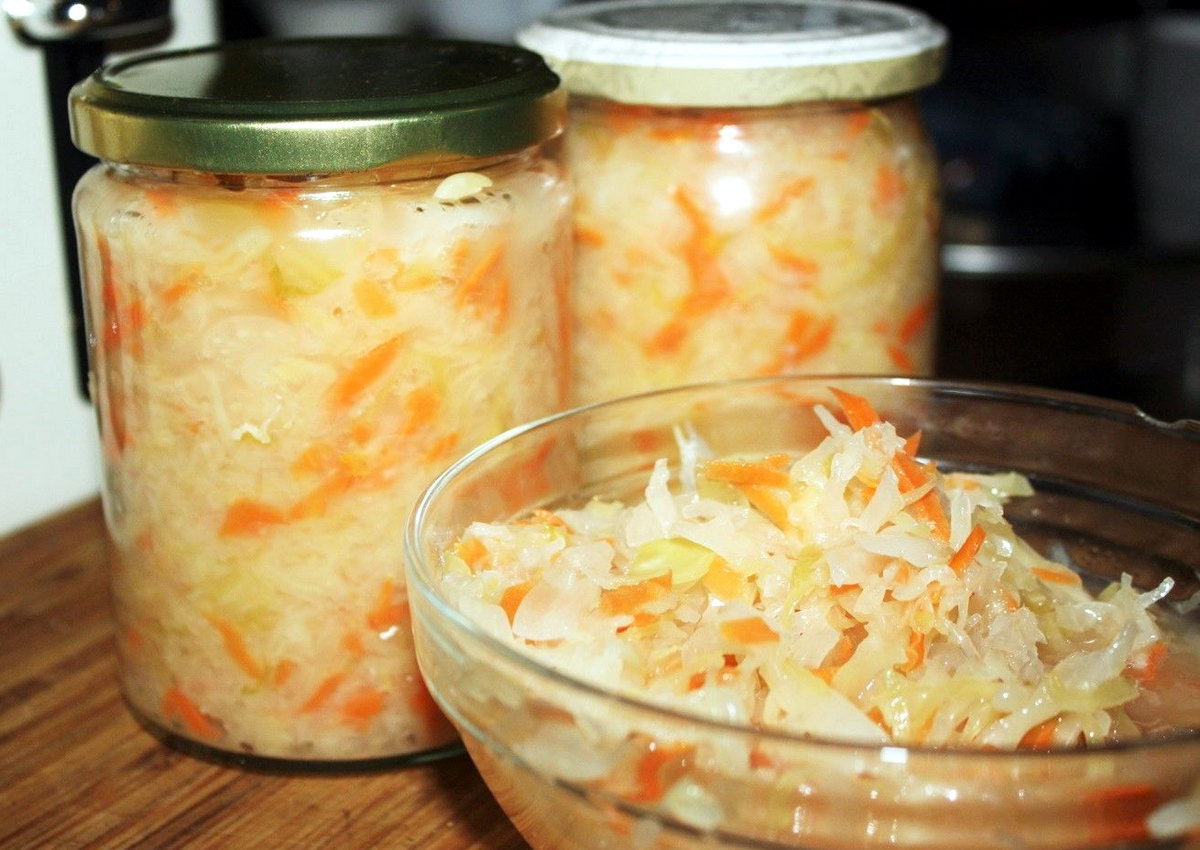 Капуста квашеная с морковью в банке