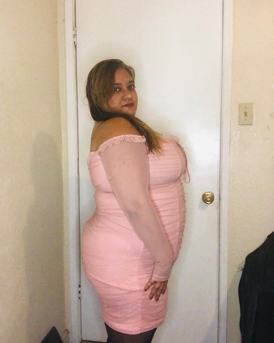 TFW you&rsquo;re standing next to tall people so you stretch your torso so you look taller 😂 I&rsquo;m 5&rsquo;2&rdquo; by the<a href="/tag/bbw"class="tags"><span>#bbw</span></a><a href="/tag/bigtits"class="tags"><span>#bigtits</span></a>