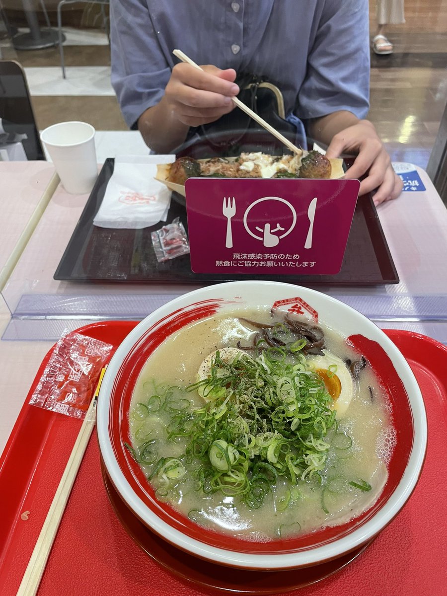 kathoeycat's tweet photo. 今日もイオンでラーメン🍜。娘は銀だこ。 https://t.co/li3g4nFneL