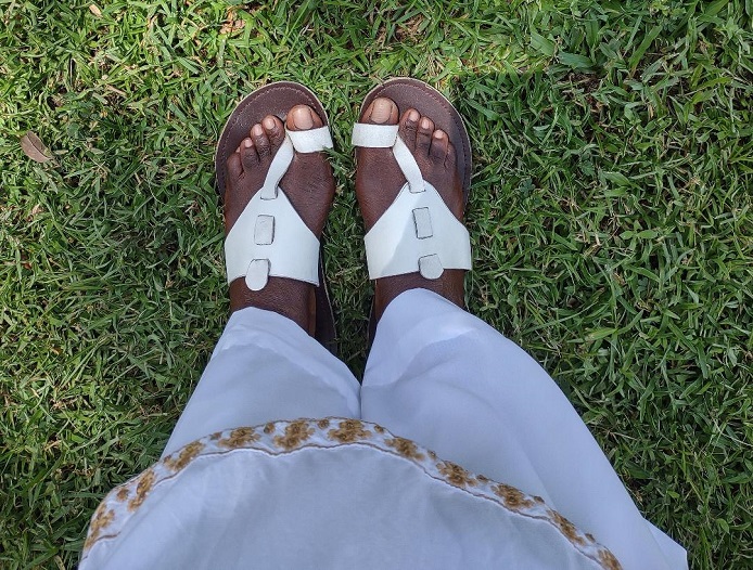 Mi absolutely 13 💛 🙌 mi latest white neck cover from @Ra_Sunshine913 >Headscarf from @INNERARMOR13 >Crown from @MoorCrownJewels >Palazzo Pants from @1Regalia >White leather sandals from @Murahaba >Get UR Palil Shawl from @TaRoseMry13