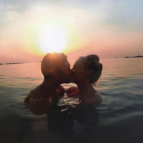 olderbrother21's tweet photo. Bailey Rydell &amp; Porter Roth:

"It's hard to think about next week when you're not sure if you'll even make it through today."

#AlexApproximately 🍿🏖️🏄👩🏼‍❤️‍💋‍👨🏻 @Jenn_Benn @simonteen #booktwt https://t.co/yj1gz6aNWs