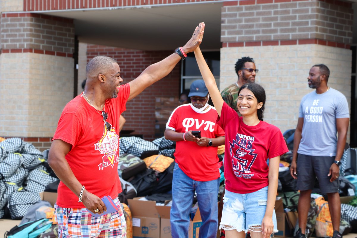 katyisd's tweet photo. @CompassionKaty held #OperationBack2School at the @MerrellCenter this weekend, serving over 1,500 Katy ISD students. A heartfelt thank you to Compassion Katy and all of the volunteers for helping our students start the new school year off right! https://t.co/kLW6IlRg05 https://t.co/jWJaTzk3R1
