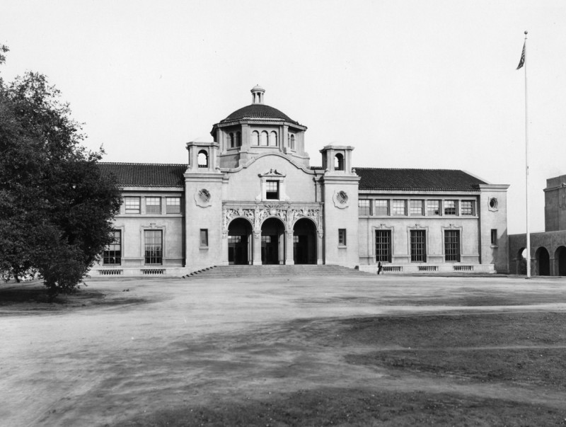 OldLAPhotos's tweet photo. Exterior view, Throop Hall at Cal Tech https://t.co/KSZdyhsPc2 https://t.co/gwsigE1zoi