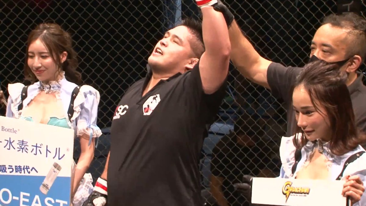 MMA_JAPAN1's tweet photo. #GRACHAN56■無差別級トーナメント1回戦 5分2R
荒東怪獣キラー英貴(パラエストラ大阪)
岡本純一朗(JOKERS)

荒東選手、序盤にローキックとワンツーを受けつつ組んで倒すとパウンド連打でTKO勝利！
これでプロデビューから7戦全勝！
「みんなでいっしょにRIZINに行きましょう！😃」 https://t.co/RiK7pJS3Wk