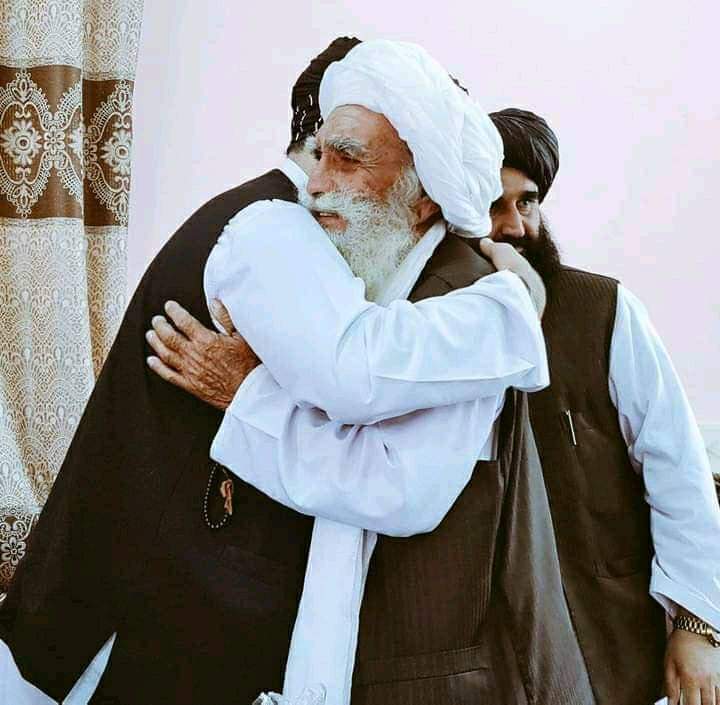 هغه حاجي بابا چې شپږ زامن یې د اسلام د نافظولو لپاره قربانۍ ته پېش کړل یقینن چې لویه قرباني یې ورکړې ده الله ﷻ دې اجرونه درکړي بابا جانه ،
خلیفه صاحب چې خبر شو چې دا کس د شپږو شهیدانو زامنو پلار دی نو سمدستی یې خپل و څنګ ته راوغوست .