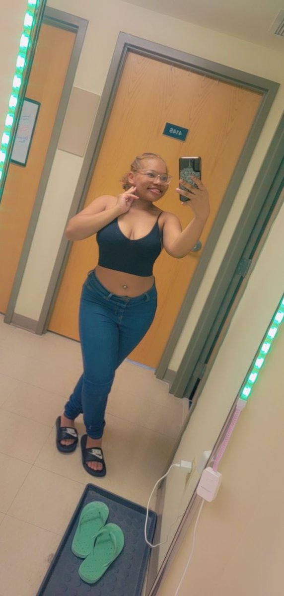 ShortStackKI's tweet image. #BlackMizzou 
#whoswhoatMizzou 

Name: Kemet (Kemmy)
Class: Junior 3️⃣
From: Chicago, IL
Major: pre- nursing minor in psychology👩🏽‍⚕️🧠
Fun Fact: I&apos;ve been playing sports since I was 5 years old🧘🏽‍♀️