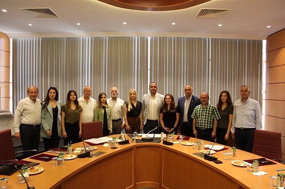 KentTurkiye's tweet photo. Türkiye Kent Konseyleri Platformu Yürütme Kurulu aylık toplantısını Bandırma Kent Konseyi ev sahipliğinde Bandırma’da gerçekleştirdi. Toplantı öncesi basın mensuplarıyla bir araya gelen yürütme kurulumuz, gündemdeki konularla ilgili basın açıklaması gerçekleştirdi. https://t.co/qPryCRw0Rf