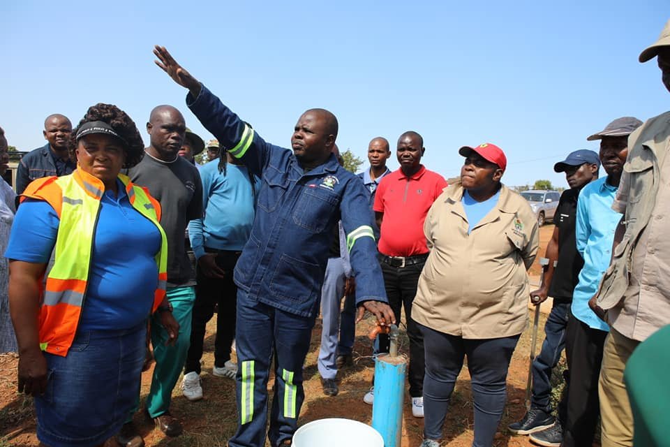 CapricornFMNews's tweet photo. Shayi says the next immediate villages to benefit include Pharare, Shilubane, and Makhwibidung while the project will ultimately benefit 25 villages. DR #WaterReticulation https://t.co/ouX4An9atA