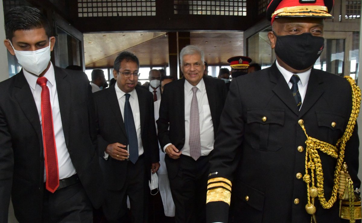 රනිල් වික්‍රමසිංහ භූමිකාව විග්‍රහ කරනුයේ “දැන් ඉතින් මේ ඇති” යන සරල හේතුව මත යුක්තියුක්ත වන පත්වීමක් ලෙසයි. ඔහුට නිශ්චිත වගකීම් කීපයක් පැවරී තිබේ. ඒ මොනවාද?

<a href="/ajithperakum/">Ajith Perakum - Praja.lk</a> විසින් රචිත “ඉනෆ් ඉස් ඉනෆ් ජනාධිපති”.

සම්පූර්ණ ලිපිය: bityl.co/Dh2t