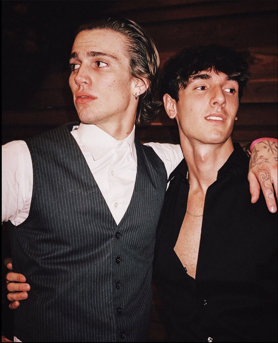 QQQ_v7's tweet photo. Bryce Hall &amp; Vinnie Hacker 🔥 https://t.co/8bgAltQkF1