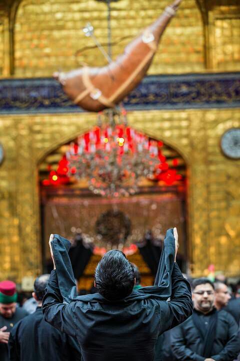 MeEr_Ge's tweet photo. With no arms Abbasع had been holding Sakina'sس mashk between his teeth,

Mashk was still filled with water so Abbasع had strength &amp; will but as arrow hit mashk &amp; water began to pour out.

Abbasع lost his will to survive Abbasع fell from his horse💔
 #شہادت_ابالفضل_عباسؑ https://t.co/zcjXGU6KbJ