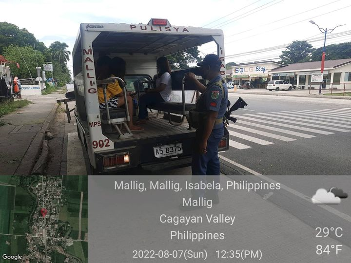 LOOK!
Personnel of Mallig Police Station led by PSSg Onesimo Ulay offered a free ride to the constituents of this municipality to convey them to their residence.  This activity is in line with the PNP's "Libreng Sakay" program.
#PNPKakampiMo
#TeamPNP
#WeServeAndProtect