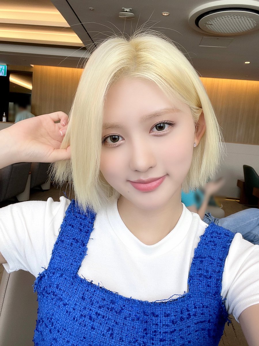 gaoeuI's tweet photo. 𝓓aylight is here accompanied me as its beam seemed to kissed the whole figure of blonde haired-me for this arrival self portrait of my 𝗴𝗹𝗶𝘀𝘁𝗲𝗻𝗲𝗱 eyes that reflecting shines. ⚘ https://t.co/b3TO4EgQUe