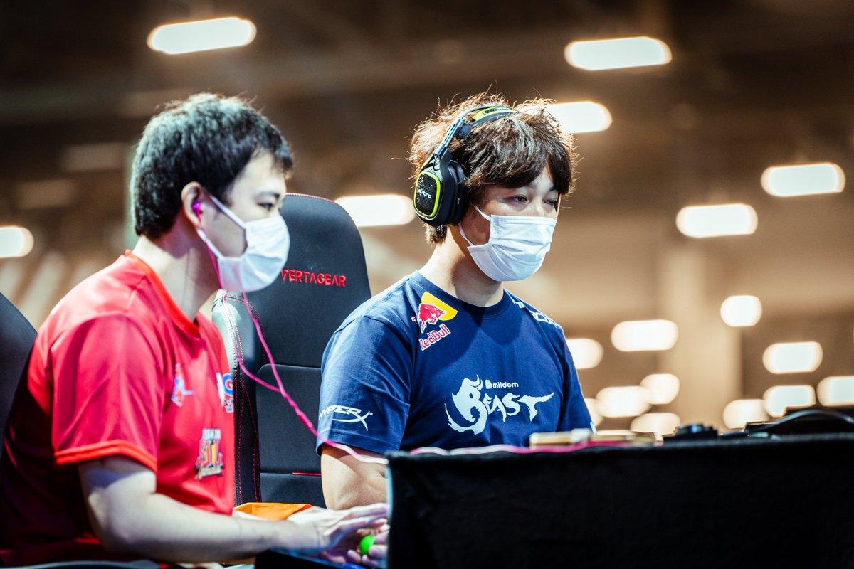 redbullgaming's tweet photo. DAY 2 OF @EVO ✅

That photo of Oil King though 🥲

Our @StreetFighter 5 players in the Top 8:
@LeevyLin 
@gachikun0423 
@daigothebeast 

📸: @nattografi https://t.co/LVlIoC8upV