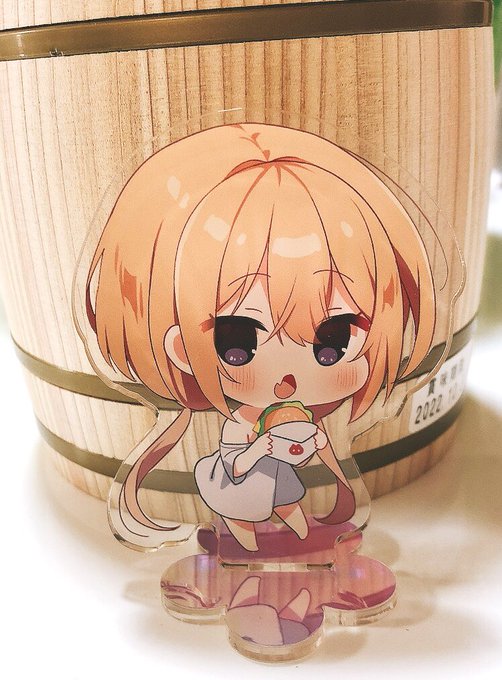 妹ちゃんのアクリルスタンド届いた!台座を偏光アクリルにしているので角度により色が変わってかわいいです✨ 