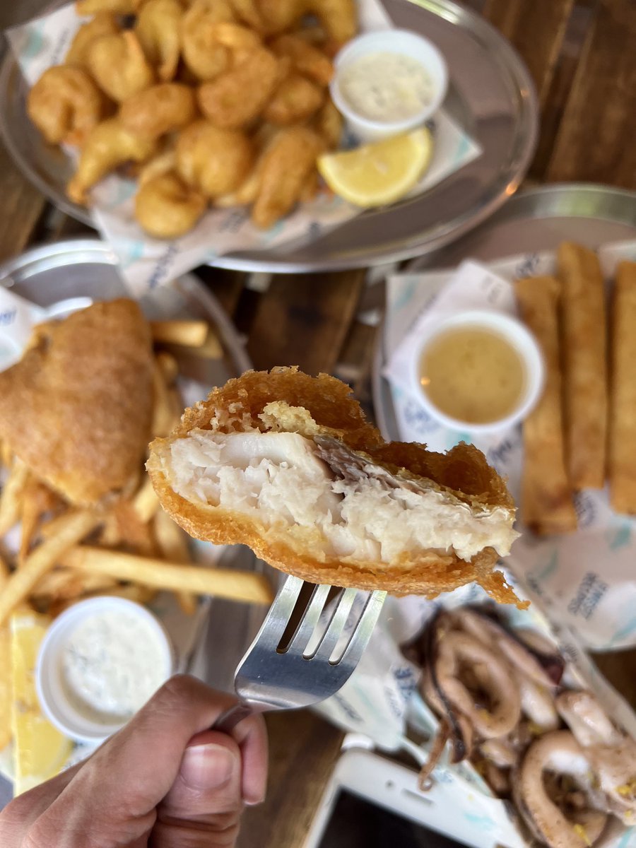 Tiaewtonmerang's tweet photo. Fishmonger🐟

คือดีมากจริงๆ เนื้อปลาสด ทำจานต่อจาน รสชาติอร่อยแบบดีไปเลย เราชอบที่ทางร้านมีปลาให้เลือก ตัวแป้งเขาจะมีความเค็มนิดๆจิ้มกับทาท่าซอสคือปังมาก ส่วนปลาหมึกโคตรสด เด้งในปากเลยยิ่งบีบเลมอนเข้าไปคือชูรสชาติเลยอะ ควรนะควร‼️👍🏻🤩 @aroii 

#อร่อยไปแดก #อร่อยบอกต่อ https://t.co/VRADVBVNWf