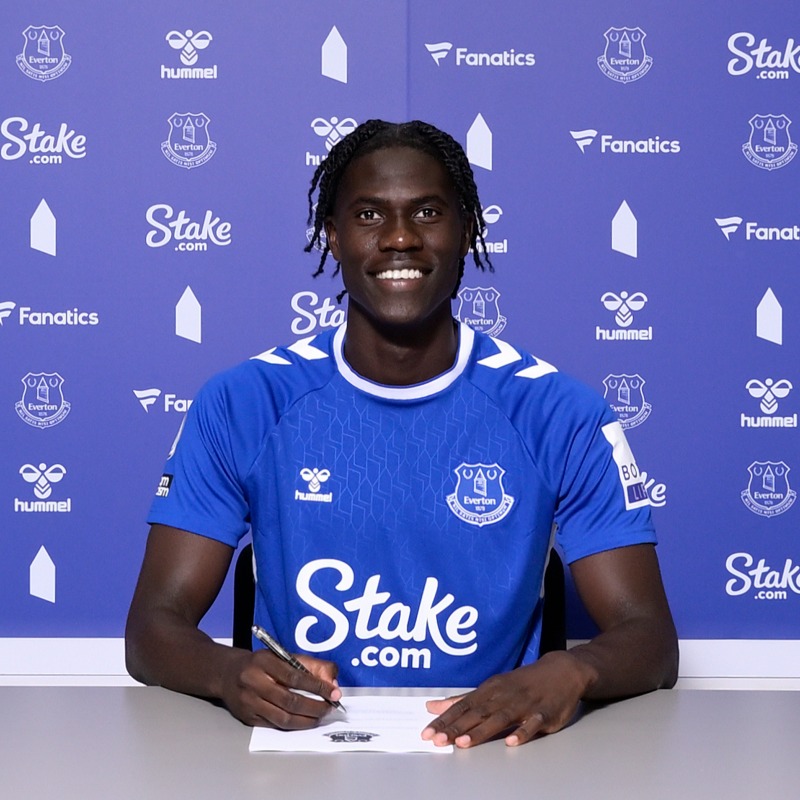 Everton's tweet photo. ✍️ | Amadou Onana has signed from LOSC Lille for an undisclosed fee, agreeing a five-year contract until the end of June 2027.
