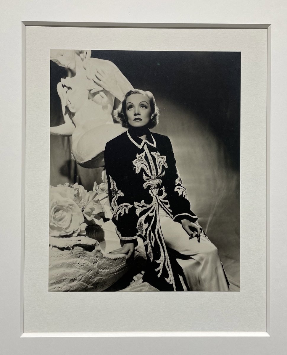 kulturfritzen's tweet photo. Filmstars wie #MarleneDietrich und der junge #CaryGrant wurden von Huene und Horst ebenso fotografiert wie Modeikone #CocoChanel oder Millionenerbin #BarbaraHutton. https://t.co/wpOh9ufx6S