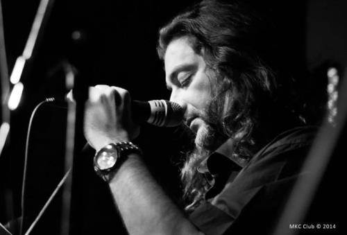 денеска: твојот мирис во секоја моја пора.
не се прашувам како си се вовлекла.
ни кога ќе заминеш.
добро е додека врне,
добро е додека си тука.
денеска.
додека врне.
#македонскапоезија
Игор Исаковски ¦ Љубовна