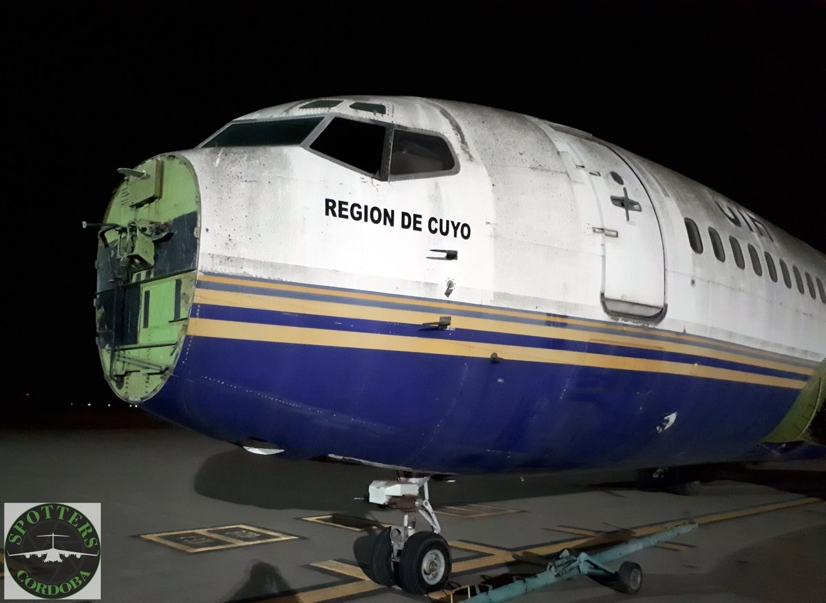 SpottersCordoba's tweet photo. Uno de los tres Boeing 737-200 ex Southern Winds que permanecen hace 15 años abandonados en Córdoba, ha vuelto a la plataforma comercial. Se trata del LV-ZZC "Region de Cuyo", que pronto abandonaría la aeroestacion local. 5 fotos. https://t.co/y2vNhyKTl7
