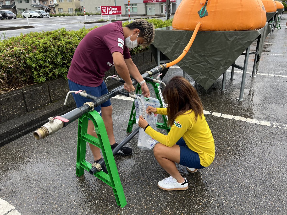 albirexL's tweet photo. 本日、選手・スタッフが #坂町病院 #荒川地区公民館 #坂町ふれあいセンター #神林中学校 #パルパーク神林 の5ヶ所に分かれて、村上市役所さんと一緒に給水作業にあたらせていただきました。

いつも私たちを支えてくださっている地域の皆様のお役に立てればと思い参加いたしました。

#albirexL https://t.co/LTlITC14Jz