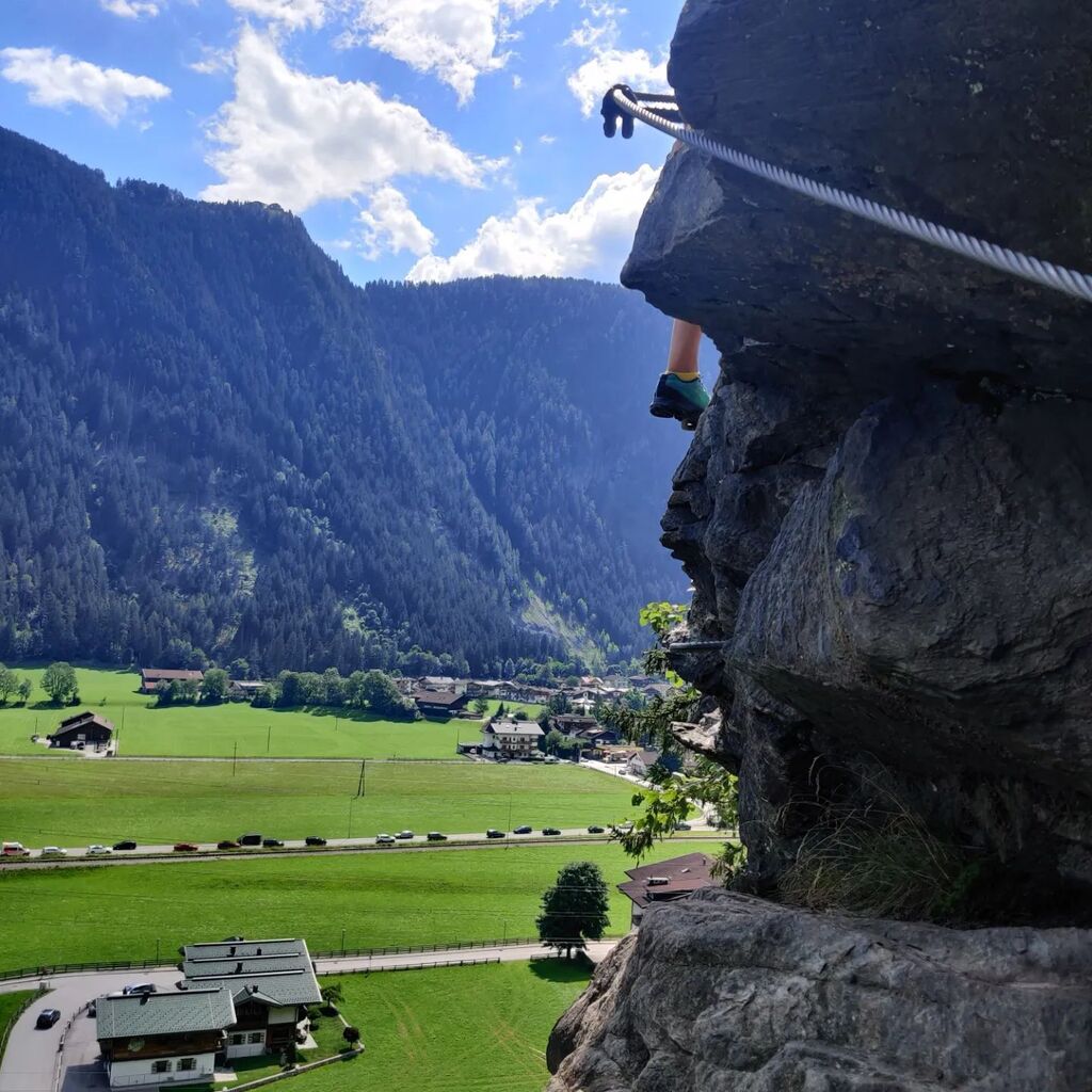 ACHoehenfried's tweet photo. Sommerlager - und noch mal klettern 🧗🏻🧗‍♀️
.
.
#klettern #klettersteig #kletterwald #teamwork #nature #landscape #huterlanerklettersteig #kletternmitkindern @mayrhofenimzillertal @klettersteig https://t.co/8S8oRwsiLu https://t.co/MaLO2bblbz