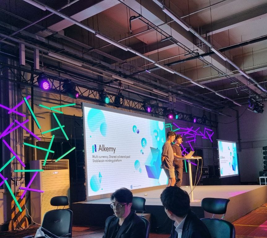 Now on the stage at #HackerHouseSeoul is <a href="/Alkemy_Mint/">Alkemy_Mint</a>.

The Alkemy team demonstrate their omni-currency stablecoin platform.