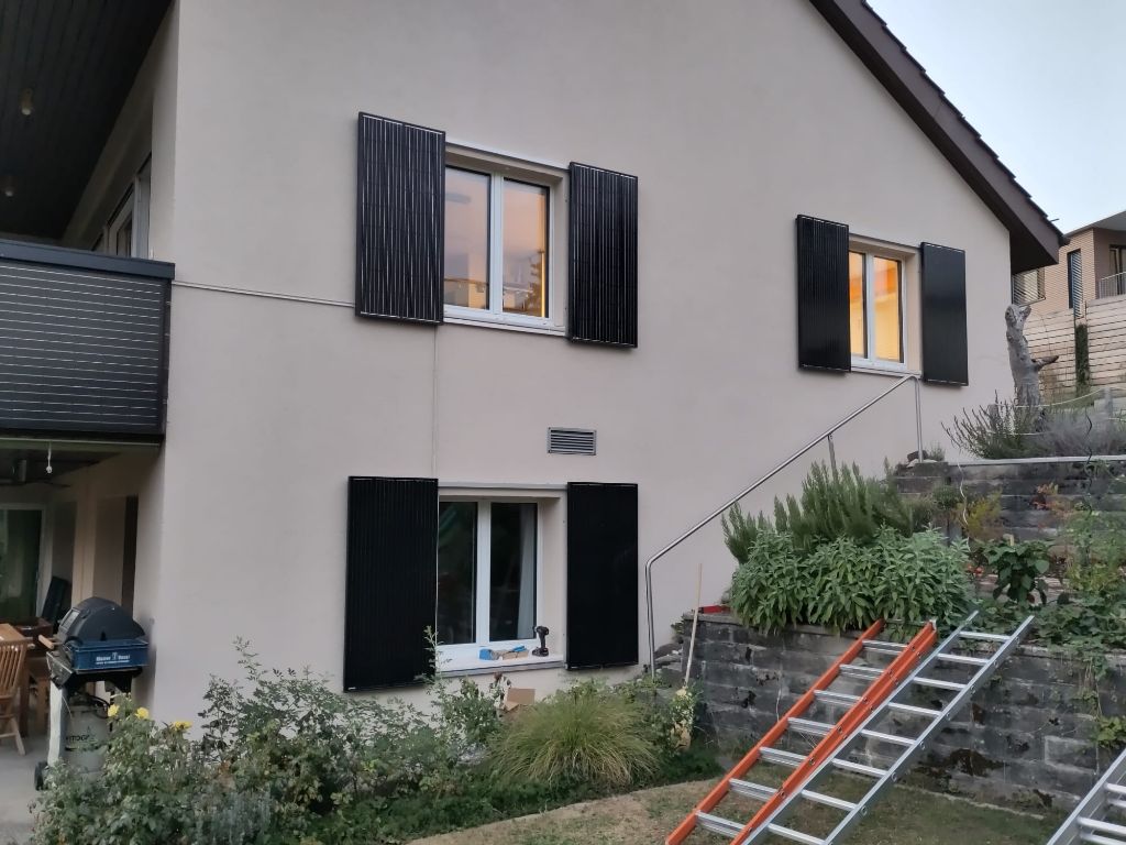 helionauten's tweet photo. Extrem schön gelöste und auf den ersten Blick "unsichtbar" in die #Fassade #integrierte #Solaranlage von unserem #Kooperationspartner @hassler_energia - Gratulation! #ES2050 #Stromlücke im Winter? Wir brauchen auch mehr #Solarfensterläden und #Solarbalkone! 😎 https://t.co/KmcYKm7tui