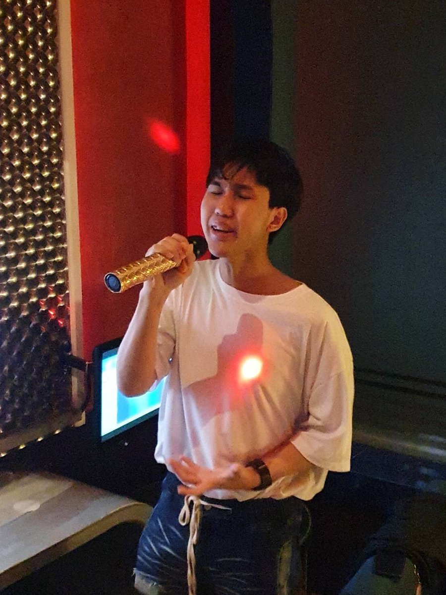 t_phukrit's tweet photo. ซ้อมๆ 🎤🎤
#ล็อตเต้ภูกฤษ #t_phukrit https://t.co/MSk021BsJ9
