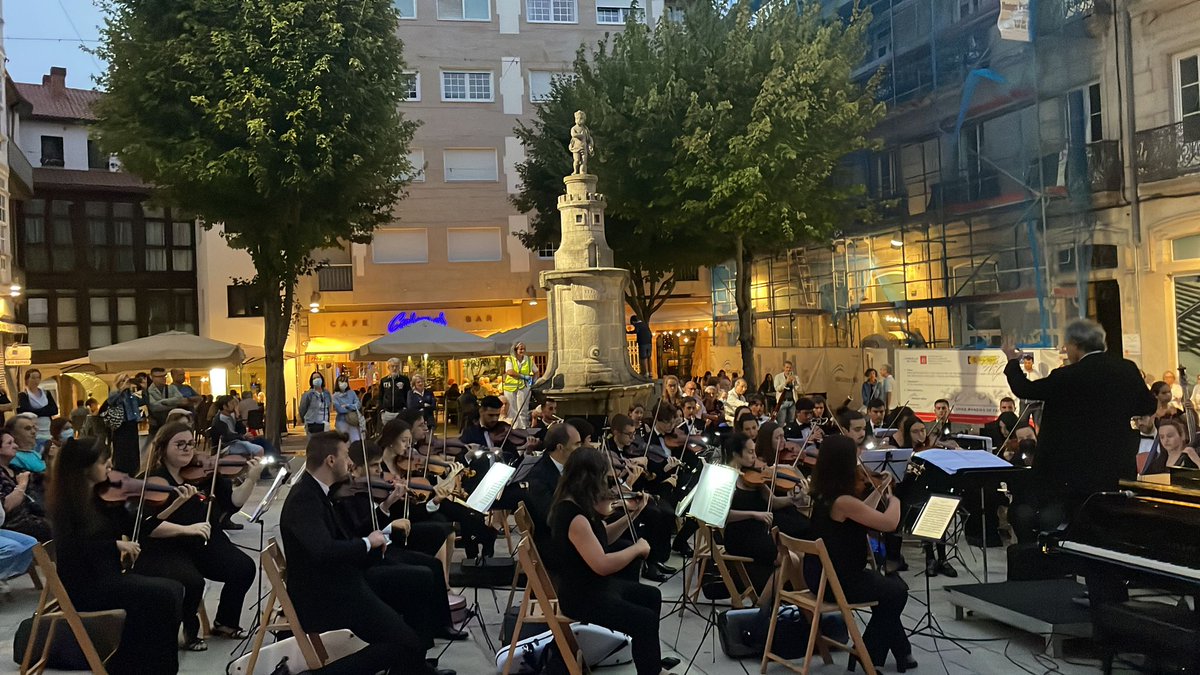 OrquestaClasica's tweet photo. 🎼Onte pechamos o concerto das festas de #Vigo co "Himno ao Cristo da Victoria", cunha instrumentación realizada polo director Manuel Martínez Álvarez-Nava, a partir da partitura orixinal de José Torres Creo, que neste 2022 cumpre o seu centenario. 

Grazas por vir!🖤 https://t.co/rzPvIZFk0Y