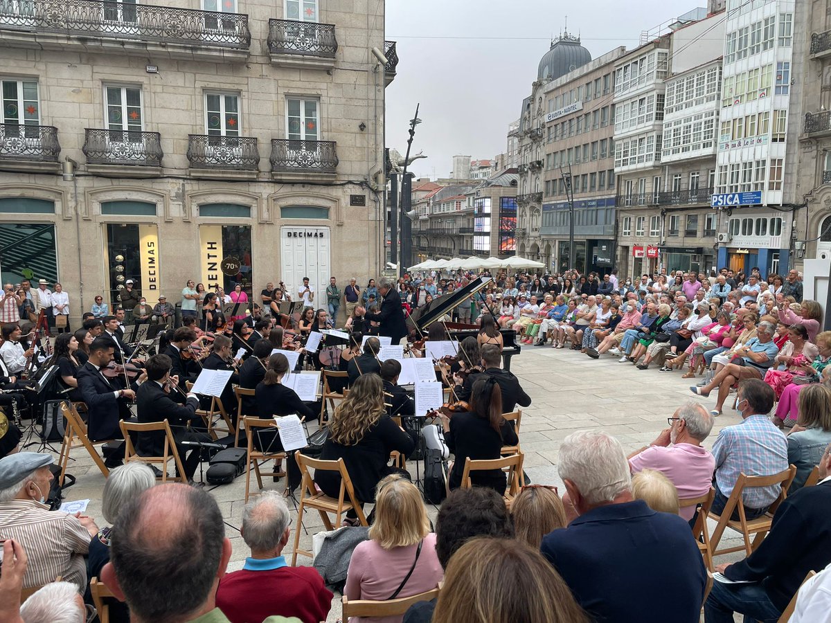 OrquestaClasica's tweet photo. 🎼Onte pechamos o concerto das festas de #Vigo co "Himno ao Cristo da Victoria", cunha instrumentación realizada polo director Manuel Martínez Álvarez-Nava, a partir da partitura orixinal de José Torres Creo, que neste 2022 cumpre o seu centenario. 

Grazas por vir!🖤 https://t.co/rzPvIZFk0Y
