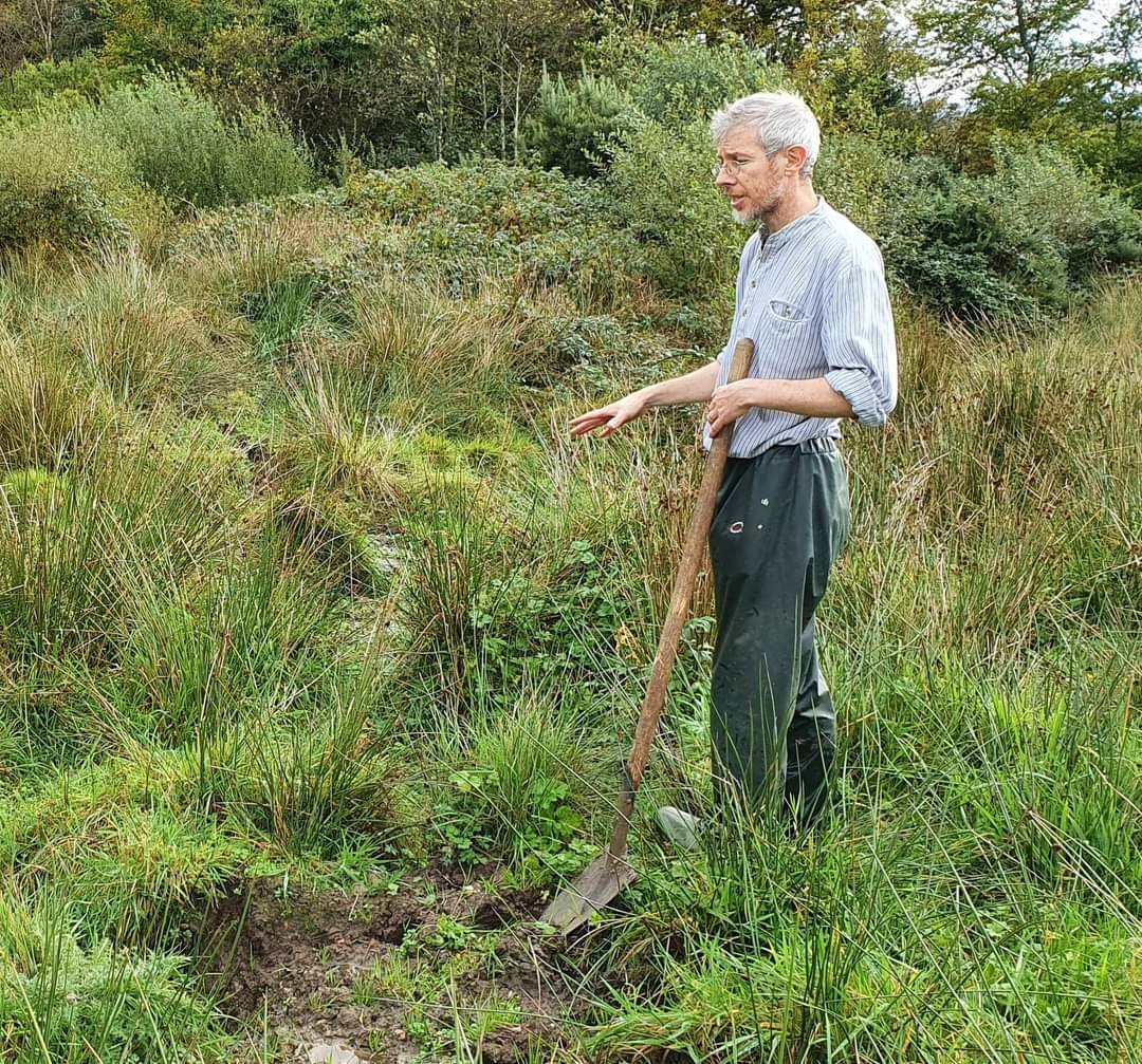 Want to dig a pond for #biodiversity but don't know where to start? Join us for some simple tips, do's and don'ts at the upcoming Pond Workshop at our Communities for Heritage event, Sat 20 Aug Corofin. Info: burrenbeo.com/cfh
Pic: Wetland specialist Feidhlim Harty