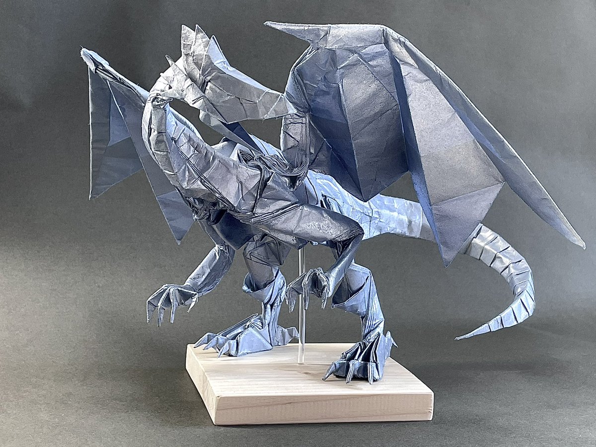 hachiken_folder's tweet photo. ブルーアイズホワイトドラゴンの折り紙作りました
正方形1枚切り込みなし(110cm×110cm)
使用紙 ビオトープコットンホワイト(仕上げにパールカラー塗装) https://t.co/Sy79rGry8U