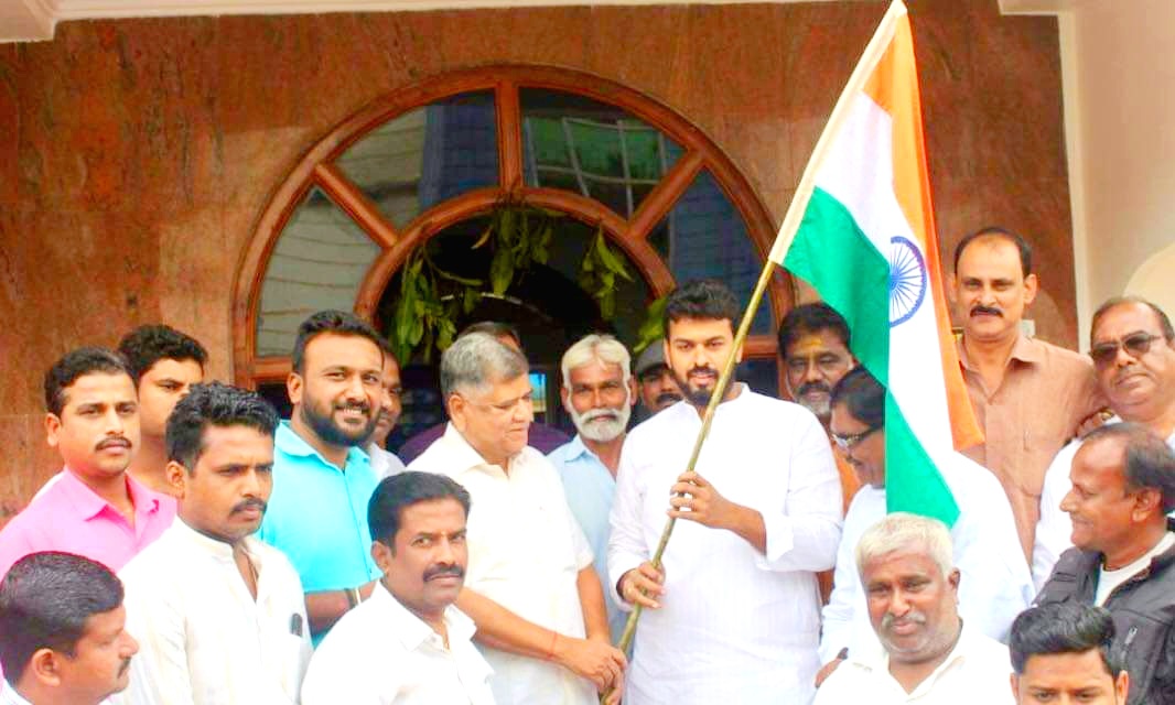 RVUllagaddimath's tweet photo. On the eve of National Handloom Day, Presented Tricolour Flag to Former Chief Minister Shri @JagadishShettar and requested him to hoist Khadi Flag to mark 75th Independence Day Amrith Mahotsava.
#FlagManufacturingUnitBengeri
@INCIndia @rssurjewala
#LetsSpin #BoycottChina https://t.co/nOfnULaXU0