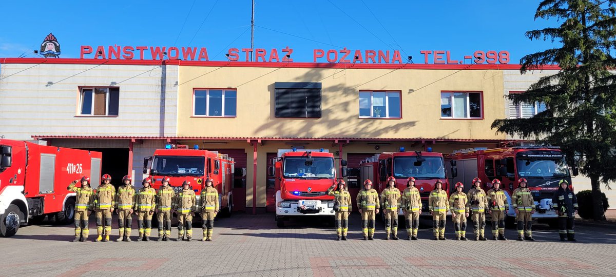 KP_PSP_Chojnice's tweet photo. Punktualnie o godz. 8.00 chojniccy strażacy włączyli sygnały świetlno-dźwiękowe i minutą ciszy oddali hołd, naszemu koledze Marcinowi, strażakowi Komendy Głównej PSP, który zginął w wypadku podczas służby.
Cześć jego pamięci🇵🇱🇵🇱🇵🇱

#JRGChojnice
#OSPChojnice https://t.co/mmIhisu1pr