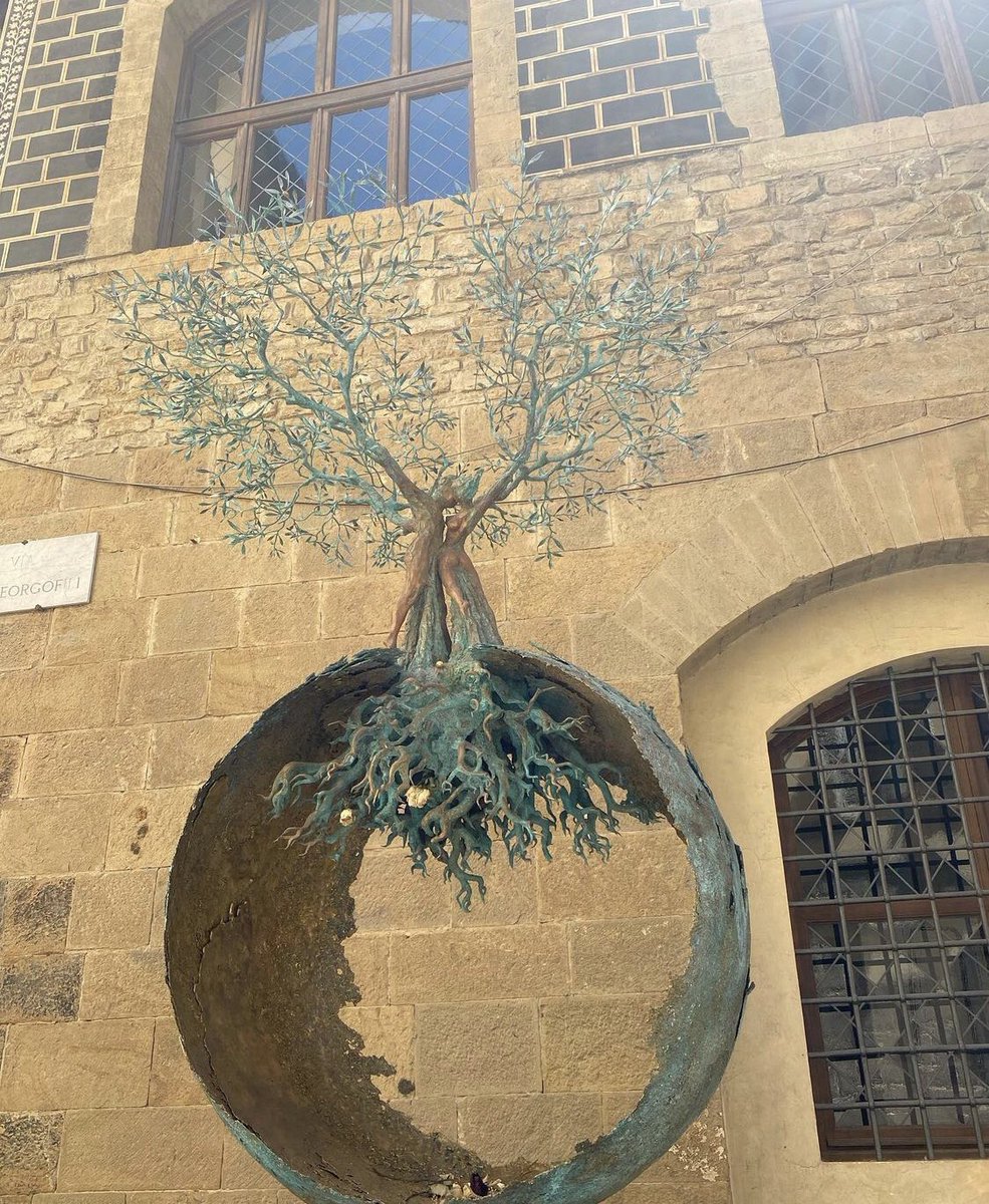 Günaydın,
Bu eşsiz heykel sanırım Avrupa’da bir müzede ama nerede olduğunu bilmiyorum. Fakat bir duygu belki de bu kadar güzel anlatılabilirdi. Görsele yakından bakın, detaylar beni çok etkiledi  ♥️