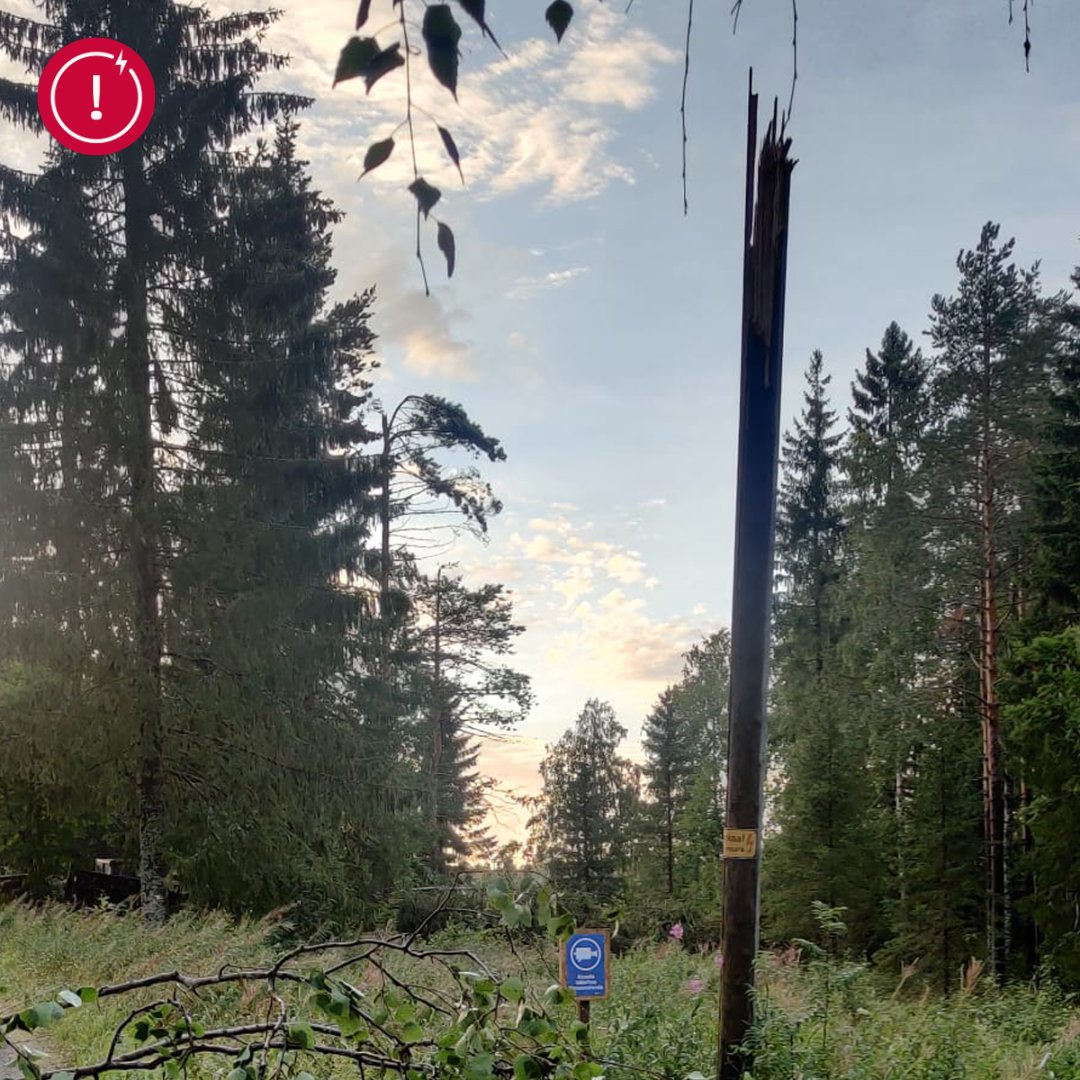 Pkssahkonsiirto's tweet photo. Tänään korjataan #Toimi-myrskyn hankalimpia vikoja, esimerkiksi katkenneita pylväitä. Valtaosa vioista saataneen korjattua tänään.
Suuri kiitos teille runsaasta määrästä vikapaikkailmoituksia. Niistä on ollut meille suuri apu.
#sähkökatko #ukkonen
https://t.co/Ef76AkEuPd https://t.co/cfOxnpC6yW