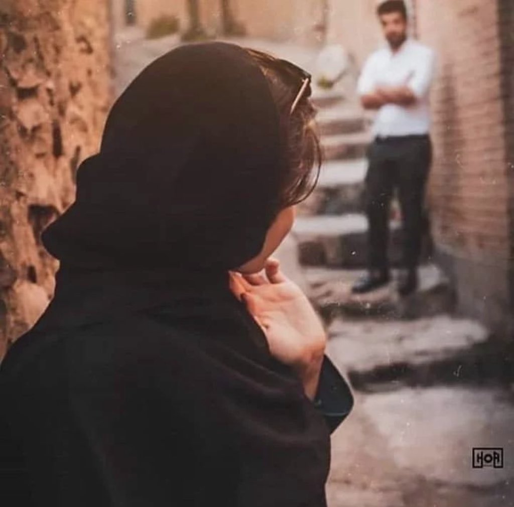 7obk___'s tweet image. 💞
حين تقع في حب إمرأة
لا تراقبها من بعيد 
لا تسألها مع من تتحدثين في غيابي
يكفي أن تعشقها وتسكن روحها
وان تسبح في بحر عينيها
لا تقل لها أحبگ
قل لها أريدگ من بين كل العالم
كن لها الهواء الذي تتنفسه
كن نسخه فريده لا تتكرر …
#كلمه_لمن_يسكن_قلبك 
#هنووو***