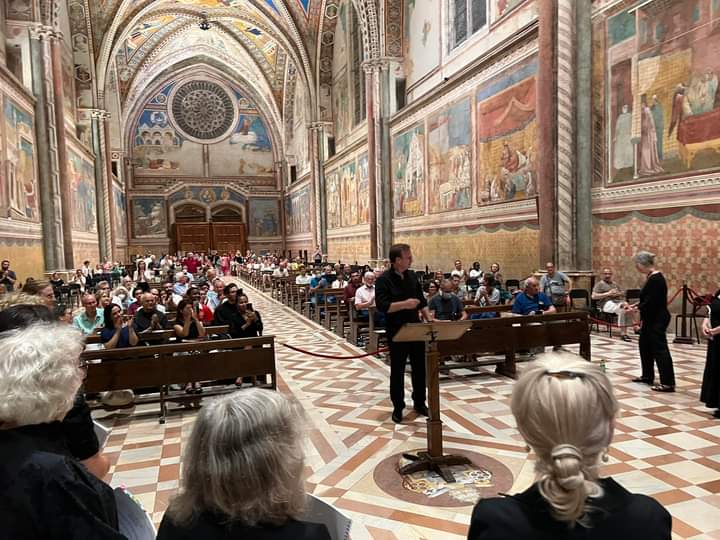 Congratulations to all our singers for a fabulous concert in #Assisi last night - the basilica was packed! Safe journey home everyone and arrivederci 🎶👏🇮🇹