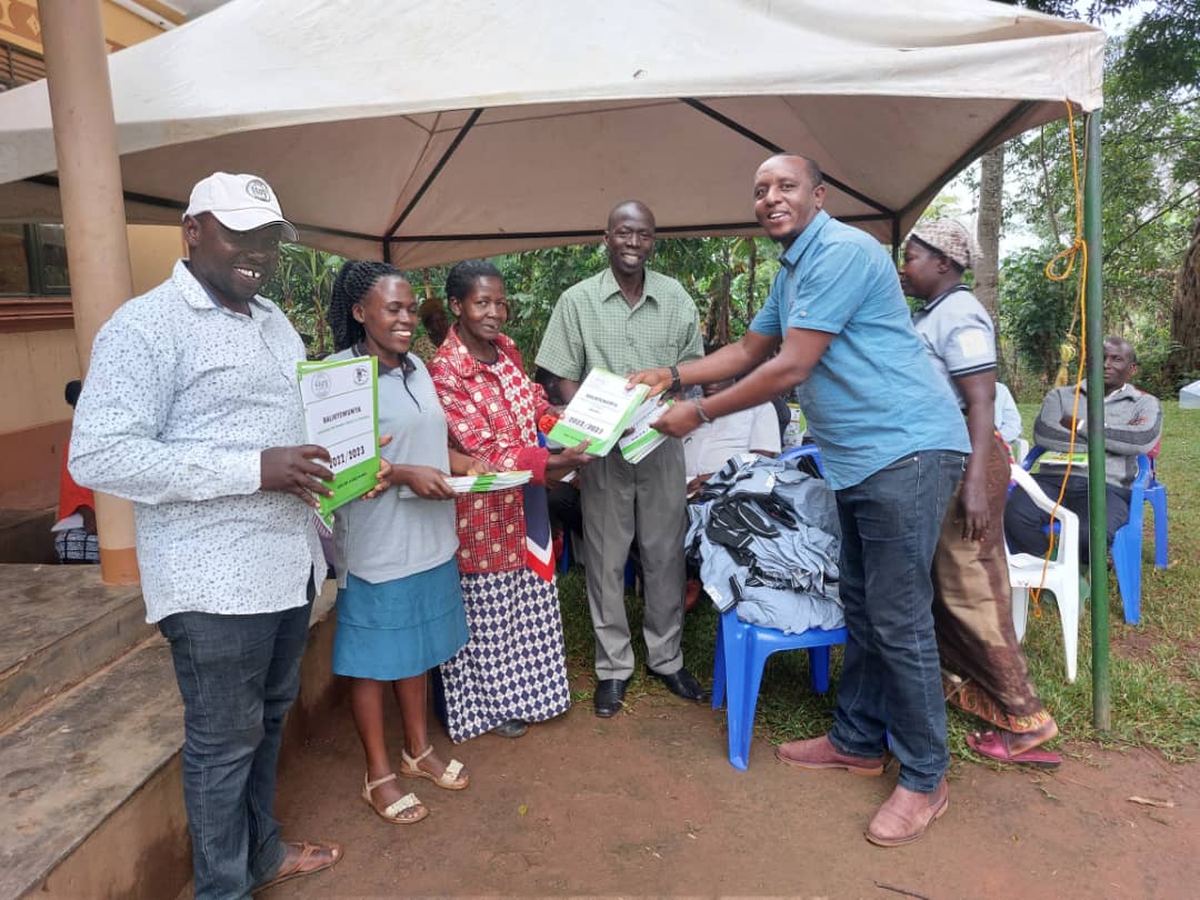 LatekStay's tweet image. New Programs Launch and Kick Off
After the launch, the team was able to witness farmer trainings and distribution of project materials for Organic cereals #3 in East and Central Uganda. 
#MAIO Sacco #Balikyewunya Farmers Group #FINASP