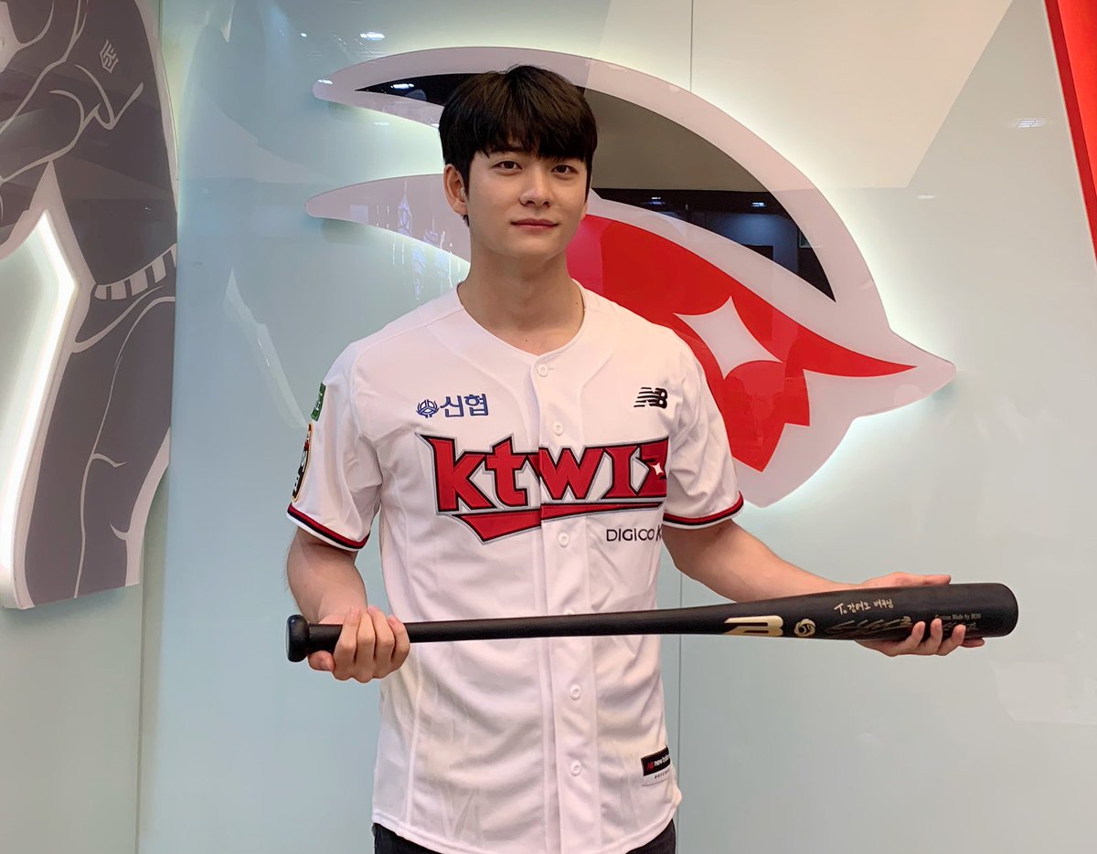 manofcreation0's tweet photo. 렛츠기릿 강태오~⚾️
즐겁고 안전한 야구 경기를 응원합니다! 

#강태오 #kangtaeoh 
#맨오브크리에이션 #manofcreation
#첫시구 #KT위즈 #KBO https://t.co/AvjWp2vQif