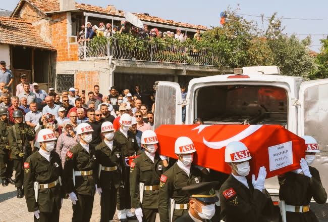 HilalRab's tweet photo. Dağ gibi bir yiğidi daha toprağın bağrına sırladık, ezan dinmesin bayrak inmesin diye...

#ŞehitReşatErgin https://t.co/7Cz3DpFPSq