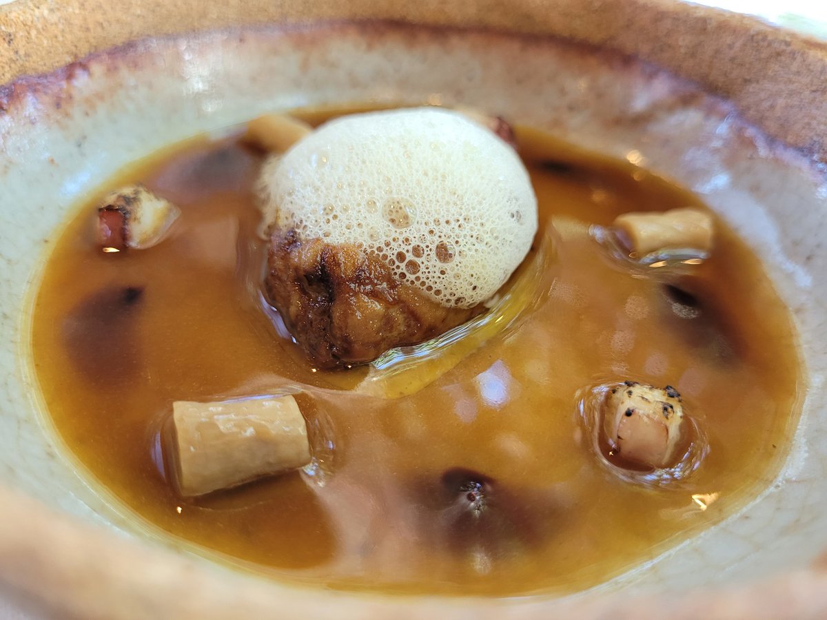 complicidadgast's tweet photo. ¡Qué gran comida en #Bonamb (Jávea)!
@FerruzAlberto se sale. Cocina que auna el mar y el territorio. Fondos y jugos ligeros y repletos de sabor. Combinaciones suculentas y equilibradas para una cocina personal de elevado interes. Potencial ***.
No se lo pierdan. https://t.co/KEgaMhki8F