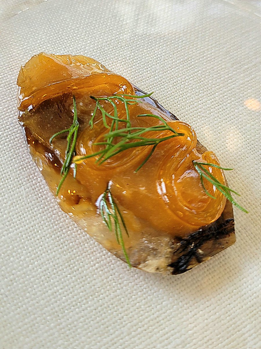complicidadgast's tweet photo. ¡Qué gran comida en #Bonamb (Jávea)!
@FerruzAlberto se sale. Cocina que auna el mar y el territorio. Fondos y jugos ligeros y repletos de sabor. Combinaciones suculentas y equilibradas para una cocina personal de elevado interes. Potencial ***.
No se lo pierdan. https://t.co/KEgaMhki8F