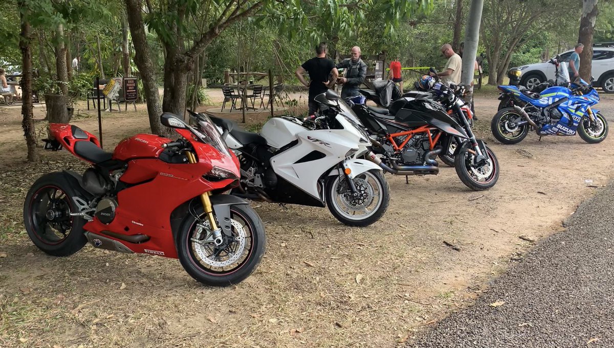 GSXRbird29's tweet photo. Well we started with a few, lost some on the way and gained some at the end 🤔🤷🏻‍♀️😂 #roadrace #motorcyclemafia #bikergirl #bikermates #girlswhoride #motorcycleporn  #biker #sportsbikelife #2wheelshub #makelifearide #gsxr1000 #gixxernation #bikelifemafia #fullthrottle #bikerchick https://t.co/2he98Pd9aq