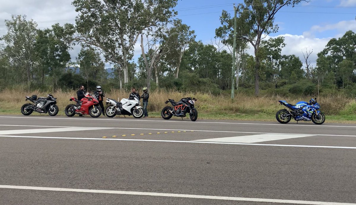 GSXRbird29's tweet photo. Well we started with a few, lost some on the way and gained some at the end 🤔🤷🏻‍♀️😂 #roadrace #motorcyclemafia #bikergirl #bikermates #girlswhoride #motorcycleporn  #biker #sportsbikelife #2wheelshub #makelifearide #gsxr1000 #gixxernation #bikelifemafia #fullthrottle #bikerchick https://t.co/2he98Pd9aq
