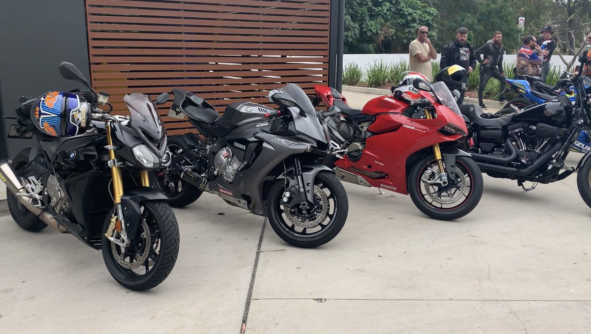 GSXRbird29's tweet photo. Well we started with a few, lost some on the way and gained some at the end 🤔🤷🏻‍♀️😂 #roadrace #motorcyclemafia #bikergirl #bikermates #girlswhoride #motorcycleporn  #biker #sportsbikelife #2wheelshub #makelifearide #gsxr1000 #gixxernation #bikelifemafia #fullthrottle #bikerchick https://t.co/2he98Pd9aq